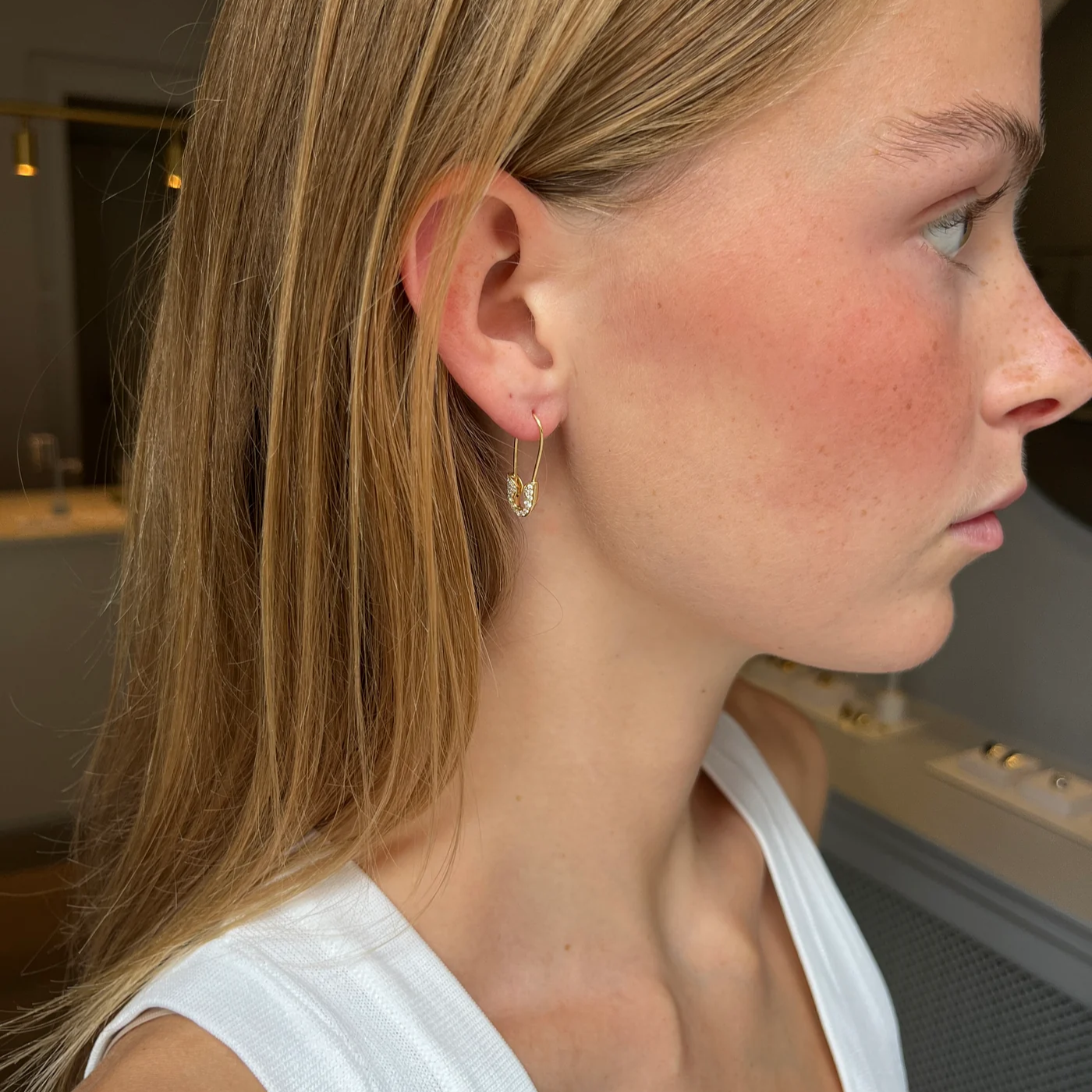 Safety pin earring in 14 kt gold with 21 x 0.007 ct brilliant-cut diamonds