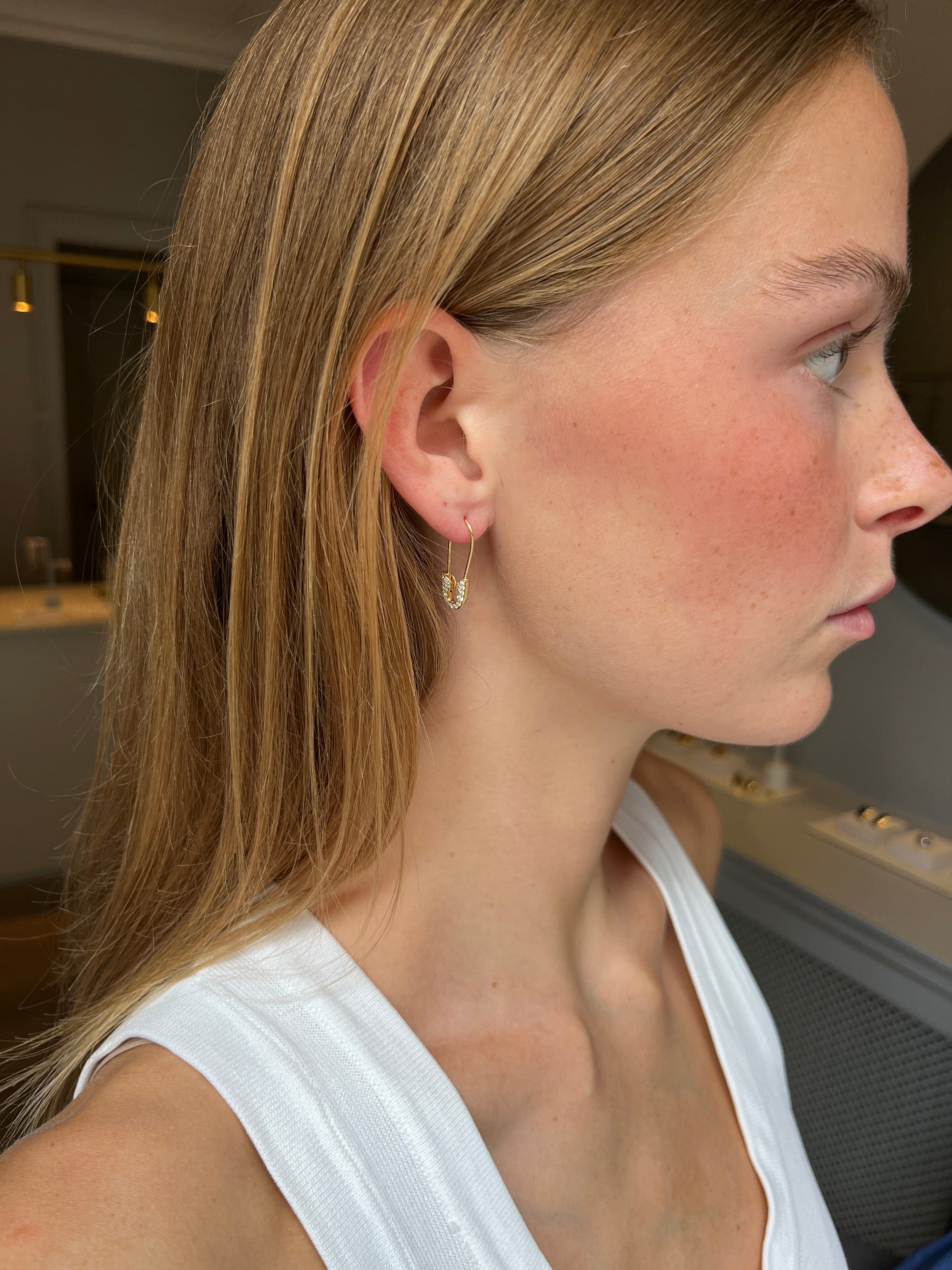 Safety pin earring in 14 kt gold with 21 x 0.007 ct brilliant-cut diamonds